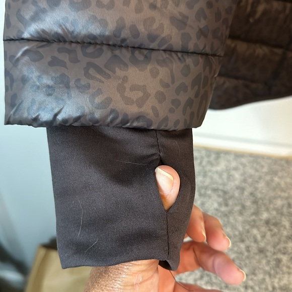 Offline by AERIE brown print women’s large puffer jacket with thumb holes - Picture 4 of 4